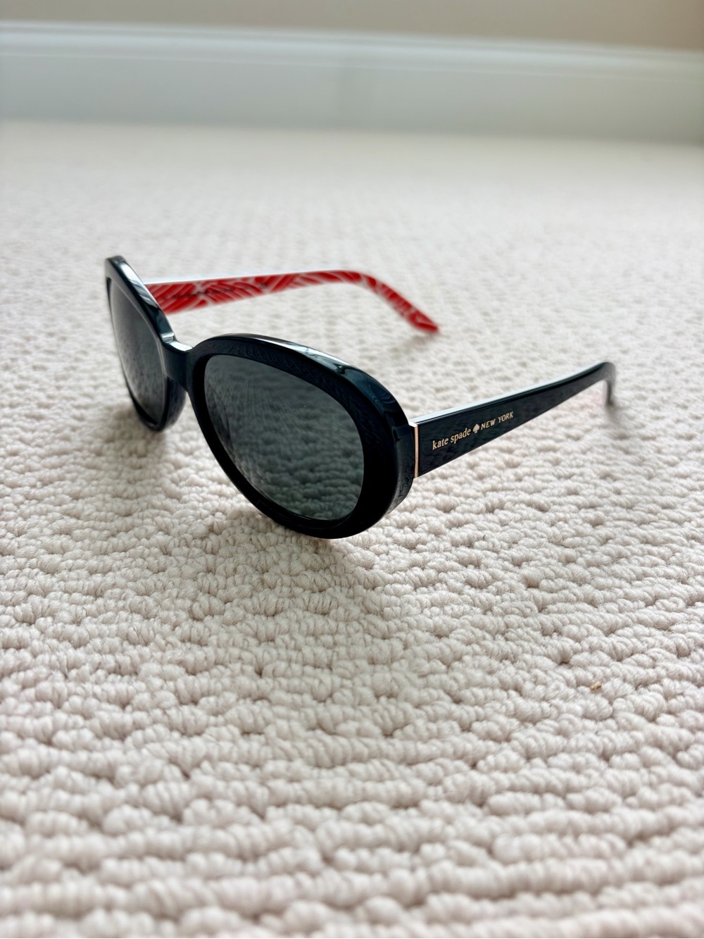kate spade Black Polarized Sunglasses with Red Design and Green Case - Picture 4 of 11